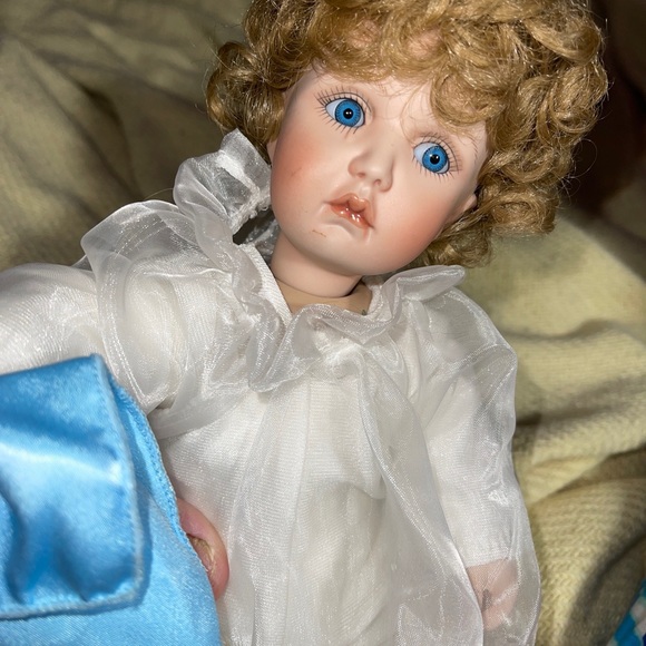 Cindy McClure signed porcelain doll - Picture 6 of 6